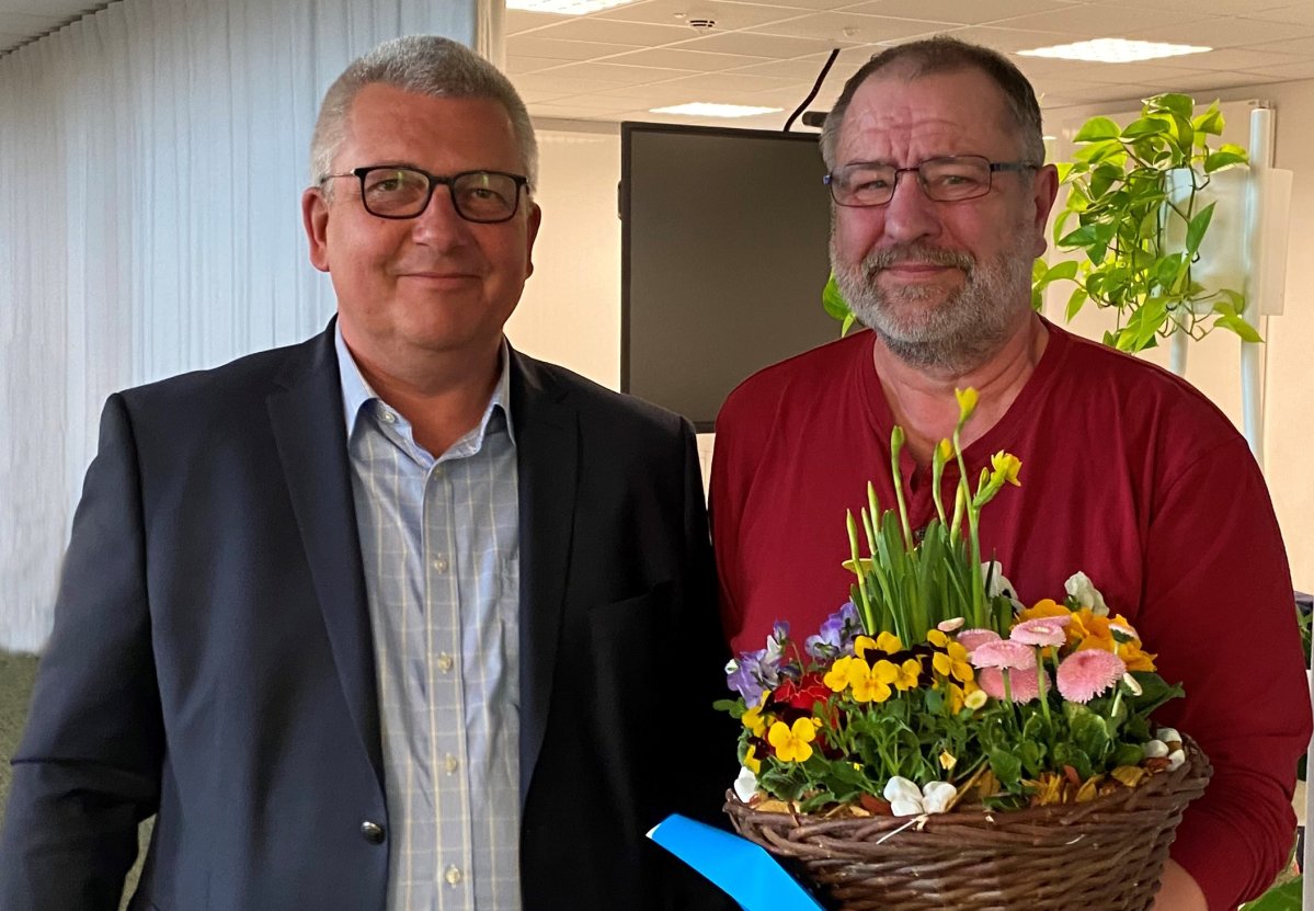 Roland Scharp (rechts) und Bürgermeister Michael Schwuchow bei der Verabschiedung im Rahmen der Gemeindevertretung am 30. März 2023 Roland Scharp (rechts) und Bürgermeister Michael Schwuchow bei der Verabschiedung im Rahmen der Gemeindevertretung am 30. März 2023