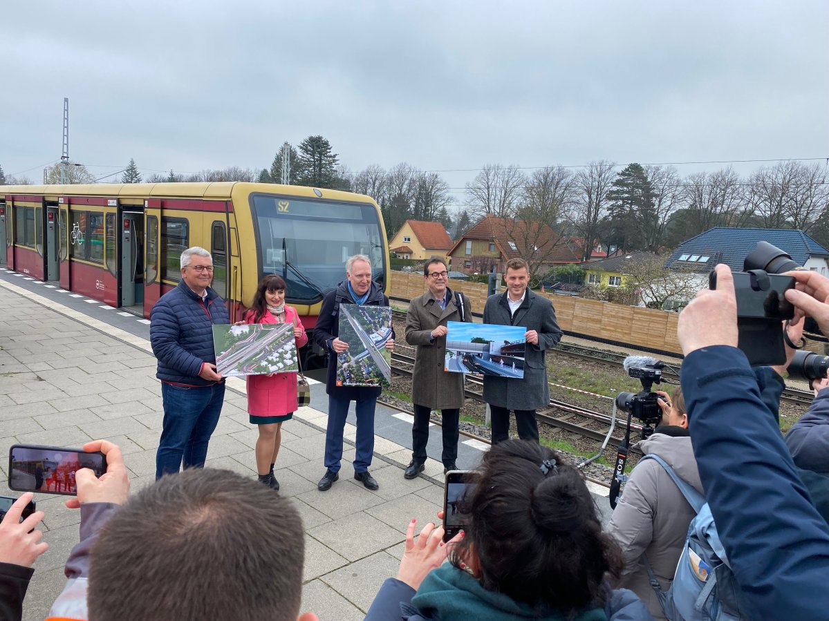 Großes Medieninteresse bei der S-Bahn-Inbetriebnahme am 17. April Großes Medieninteresse bei der S-Bahn-Inbetriebnahme am 17. April