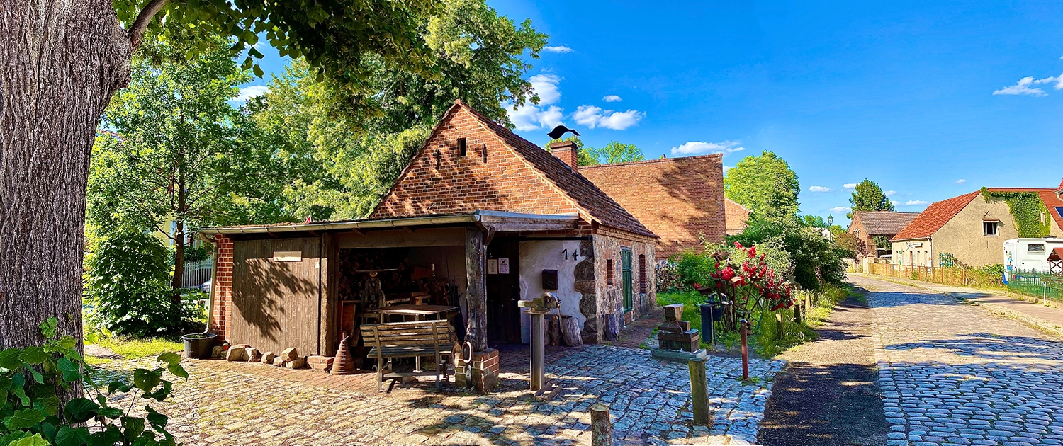 Mehrere ältere Wohnhäuser.