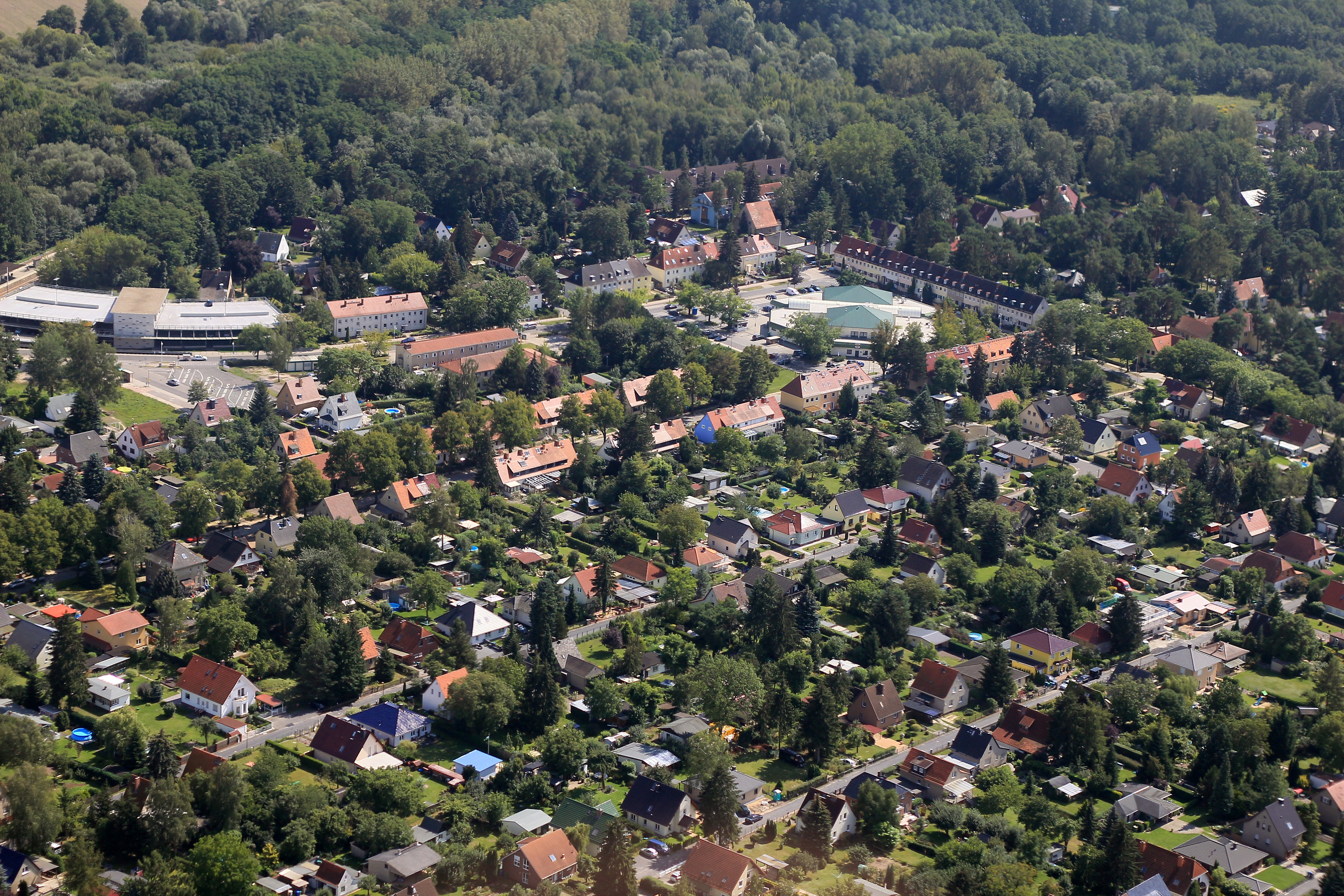 Ein Luftbild wo man viele Wohnhäuser sieht.