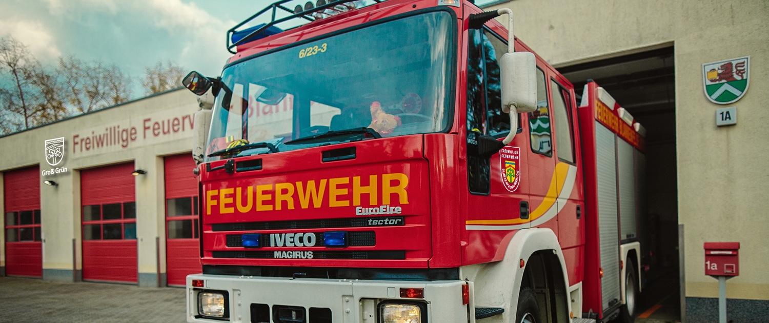 Eine Feuerwehrfahrzeug vor der Feuerwehr Blankenfelde.