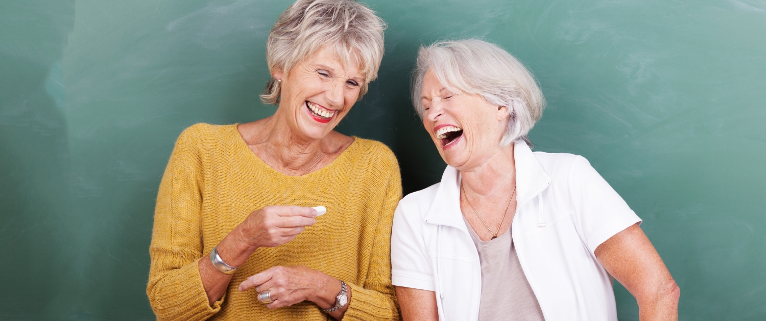 Zwei Ältere Frauen die miteinander Lachen.