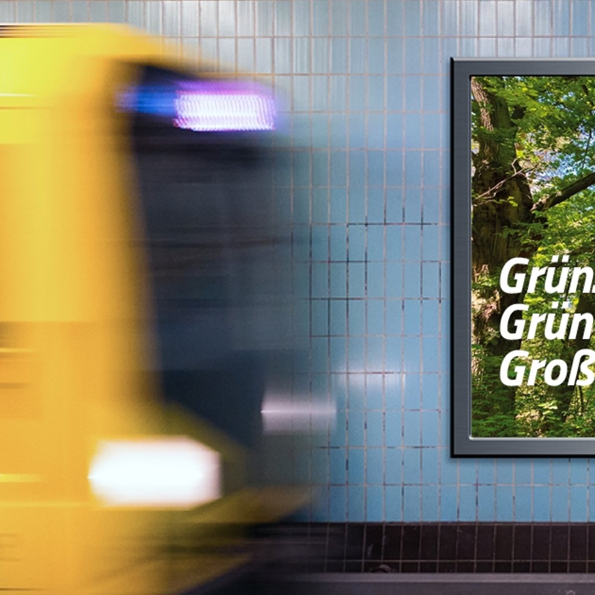 Ein Plakat im U-Bahnhof mit der Aufschrift "Grün, Grüner, Groß Grün" und im Hintergrund eine Wald.