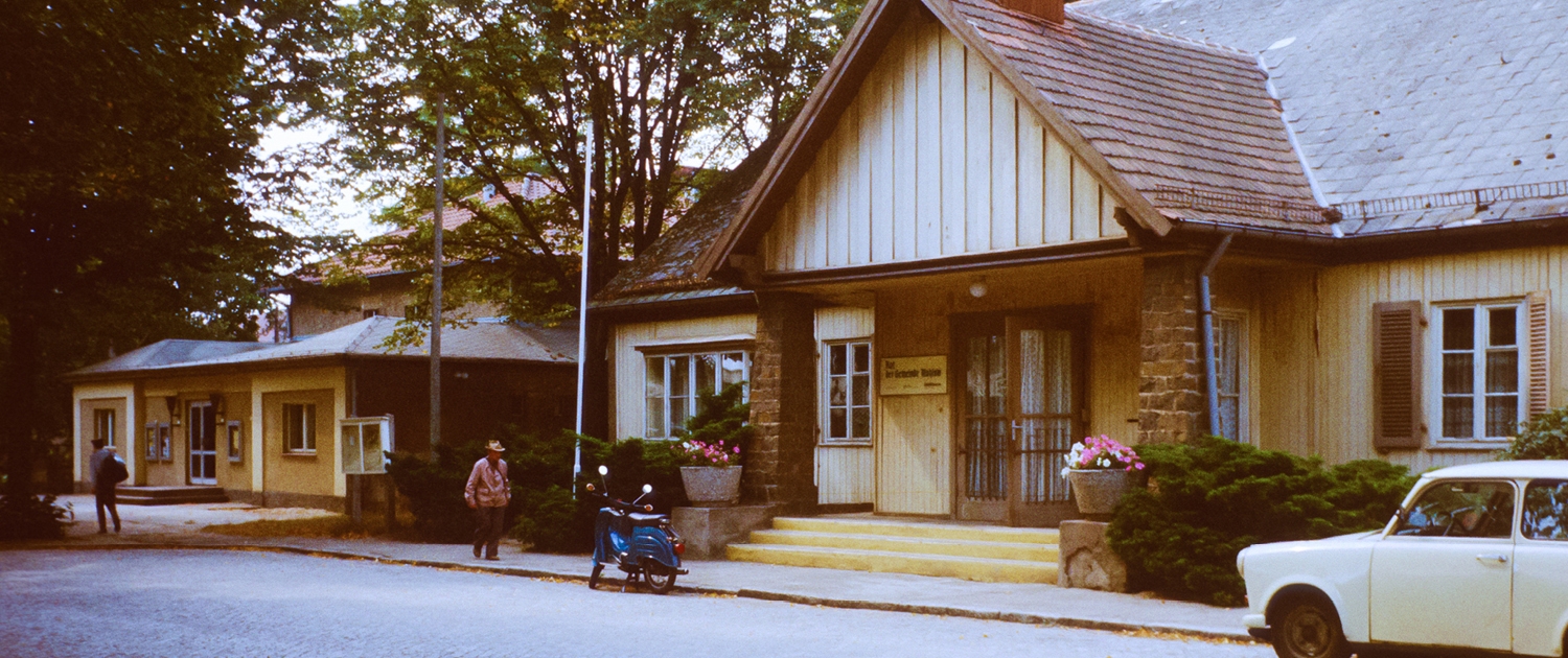 Start auf Spurensuche  Hausansicht Ansicht des ehemaligen Kinos in Mahlow in der Wendezeit noch unsaniert