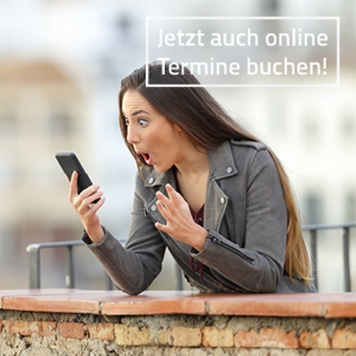 Eine Frau die Erstaunt auf ein Handy kuckt.    (Das darauf hinweisen soll, dass man jetzt online Termine buchen kann).