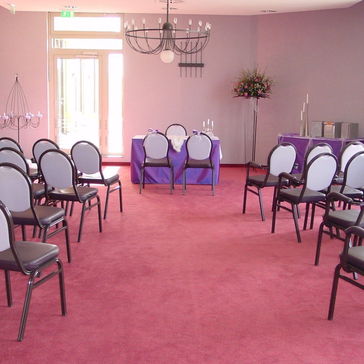 Trauzimmer im Van der Valk Hotel Dahlewitz, rosa Teppich und weiße Wände.