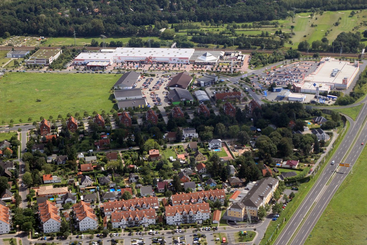 Luftbild vom Gewerbegebiet Mahlow, den Umliegenden häusern und der Autobahn