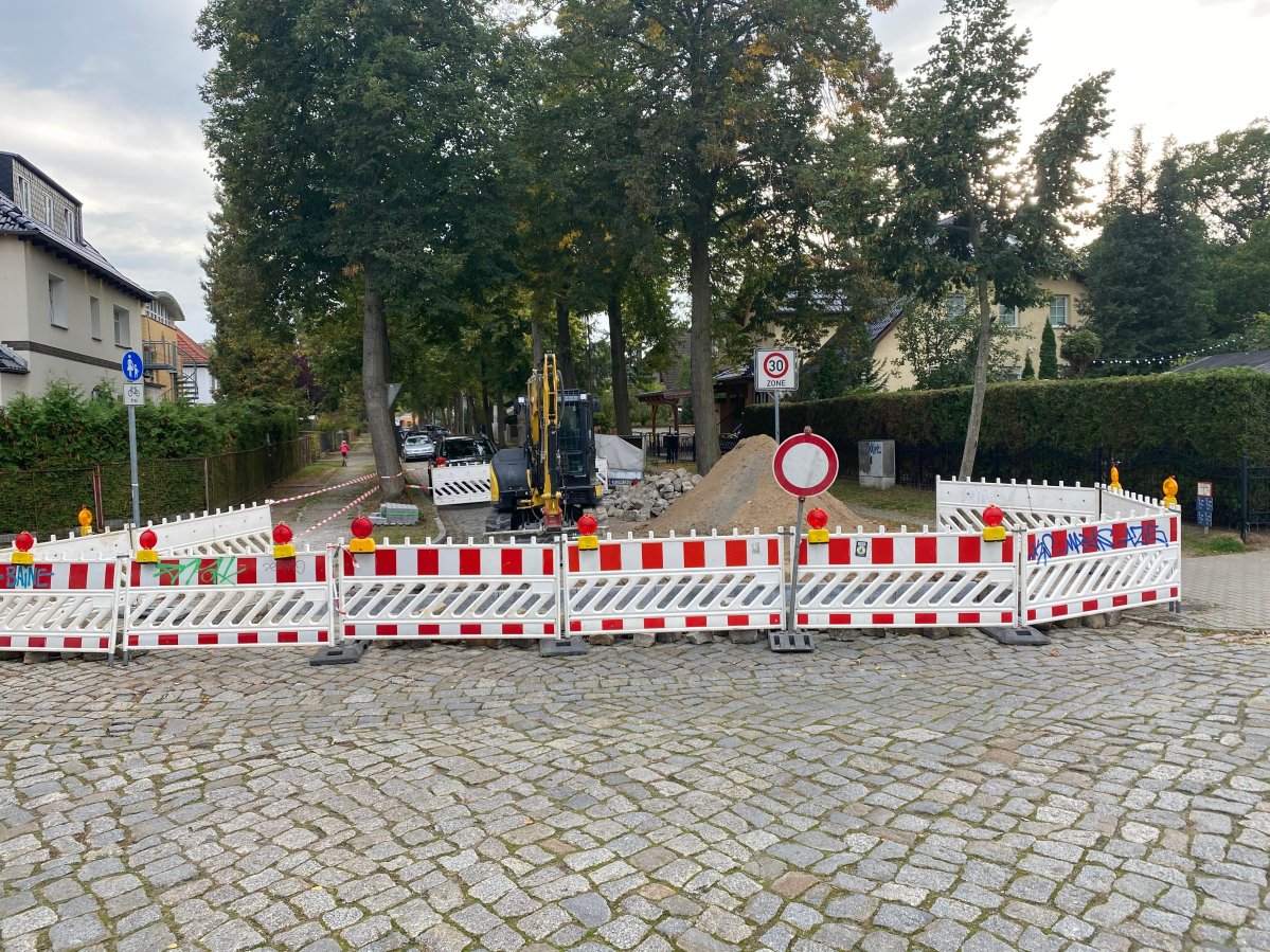 Eine Baustelle auf einer Straße mit einem Bagger.