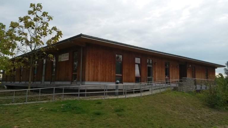 Das Gebäude vom Jugendclub Dahlewitz,  mit einer Holzfassade.