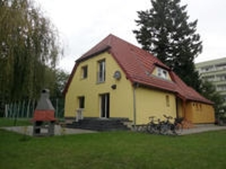 Das Jugendfreizeithaus Blankenfelde mit einer Gelben Hausfassade