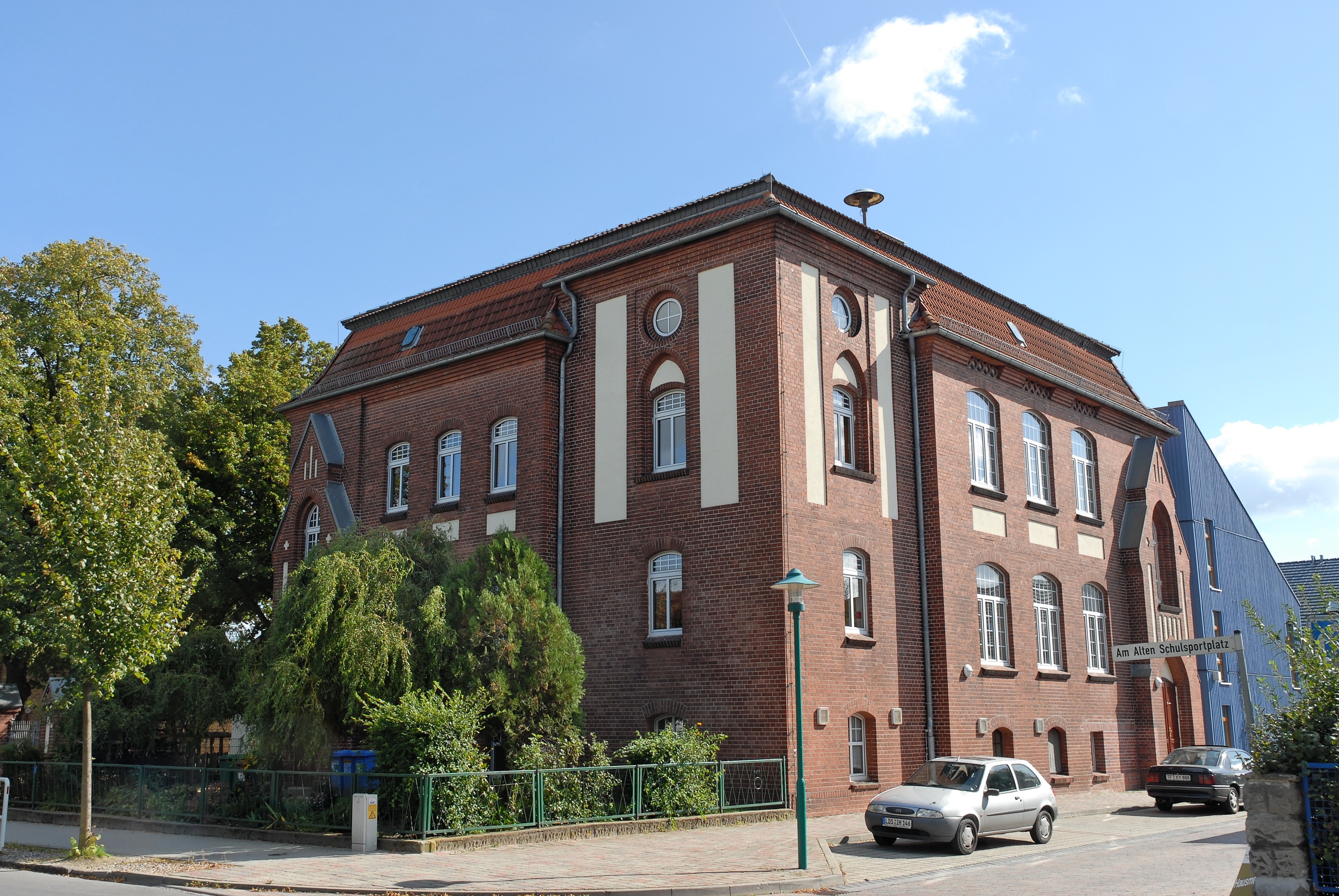 Das Gebäude Kita Blausternchen in der Straße Am Alten Schulsportplatz mit einer Backstein Fassade.