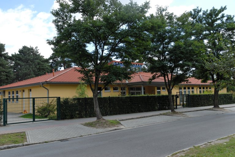Das Gebäude von der Kita Tabaluga mit gelber Fassade.
