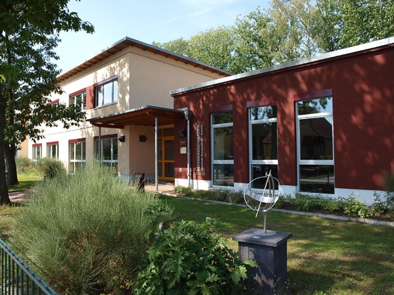 Das Gebäude des Kopernikus Gymnasiums mit roter und beige Fassade.