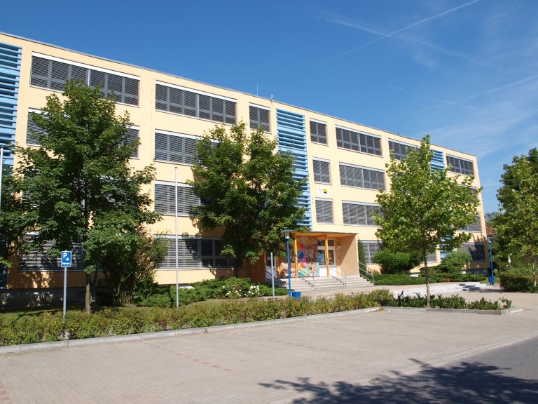 Das Gebäude der Herbert Tschäpe Grundschule in Mahlow, mit gelber Fassade.