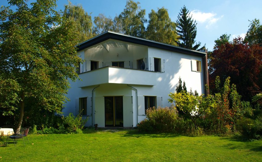 Das Wohnhaus Bruno Tatus in Dahlewitz, mit Ansicht aus dem Garten.