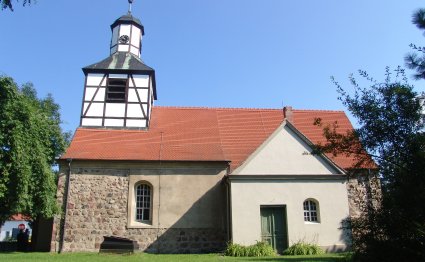 Eine Dorfkirche in Blankenfelde, mit einem weißen Glockenturm.