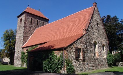 Die Dahlewitzer Dorfkirche, mit einer alten Feldsteinfassade.
