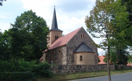 Dorfkirche Jühnsdorf, mit einem Spitzen Turm. 