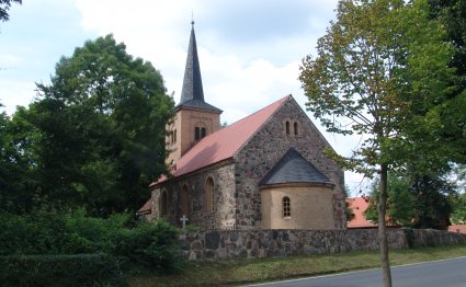Dorfkirche Jühnsdorf, mit einem Spitzen Turm.