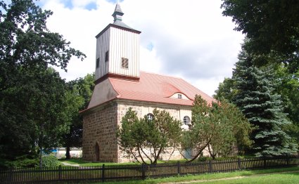 Dorfkirche Mahlow, mit einem Glockenturm aus weißen Holz.