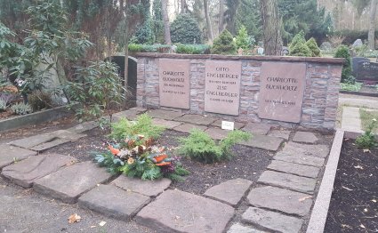 Ehrengrab von Dr. Otto Englbergers, ein größeres grab mit drei Grabstätten. 