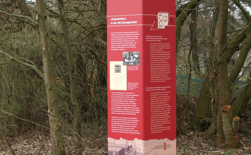 Infosäule Stele auf dem Rundweg des Ausländerkrankenhauses.