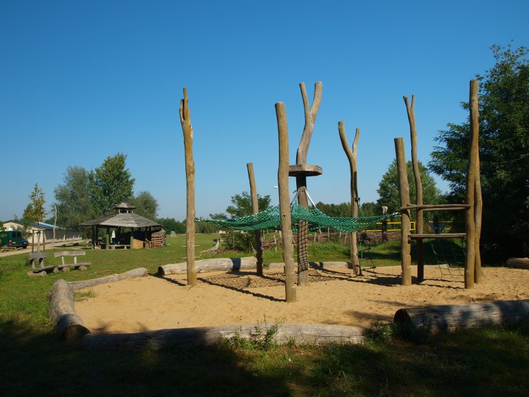Natursportpark mit Spielbaute aus Holz .