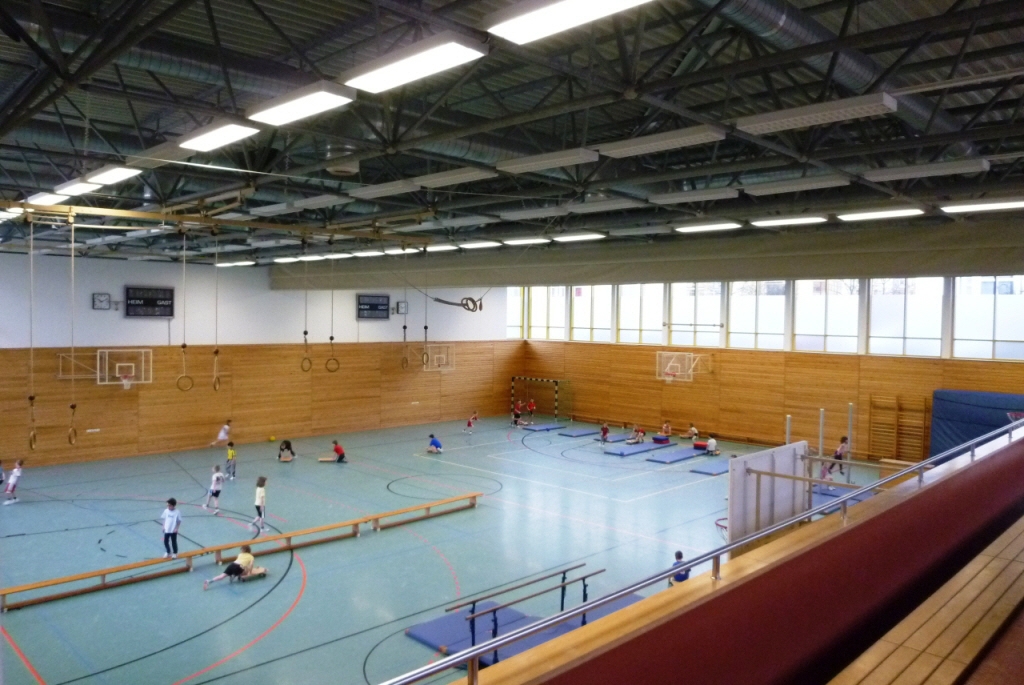 Sporthalle am Weidenhoff von Drinnen Fotografiert, mehrere Schüler die Sport machen. 