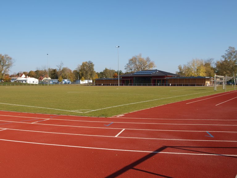 Großer Sportplatz von der Mahlower Straße, roter Boden.