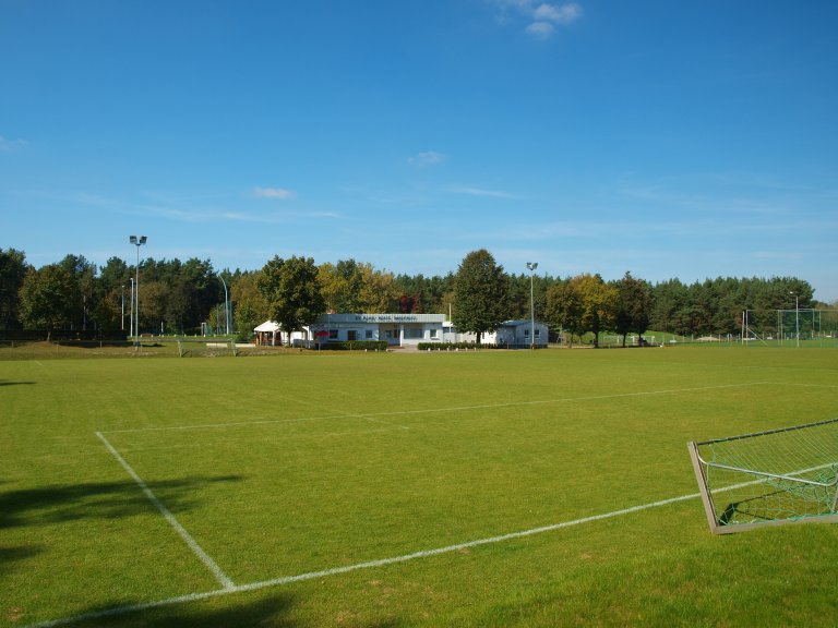 Sportplatz Rangsdorfer weg mit großem Fußballfelde und grünen Kunstrasen.