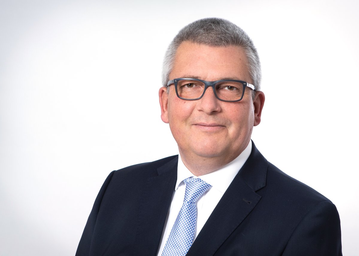 Bürgermeister Michael Schwuchow, er hat einen schwarzen Anzug an und eine Blau weiße Krawatte.